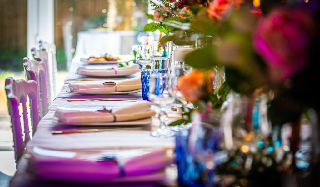 Table d'honneur multicolore — mariage Léa & Baptiste